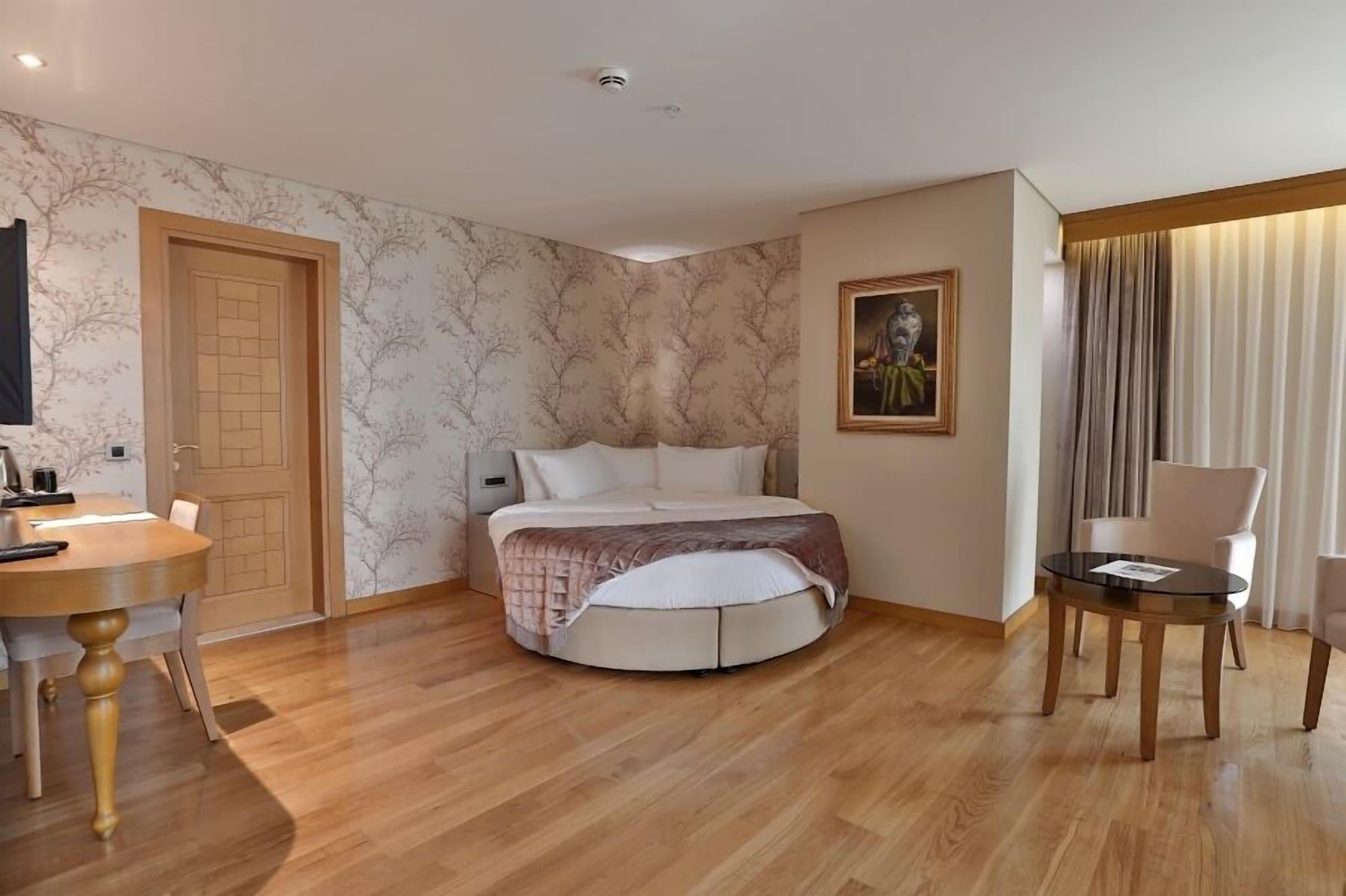 Queen & Otel 4*