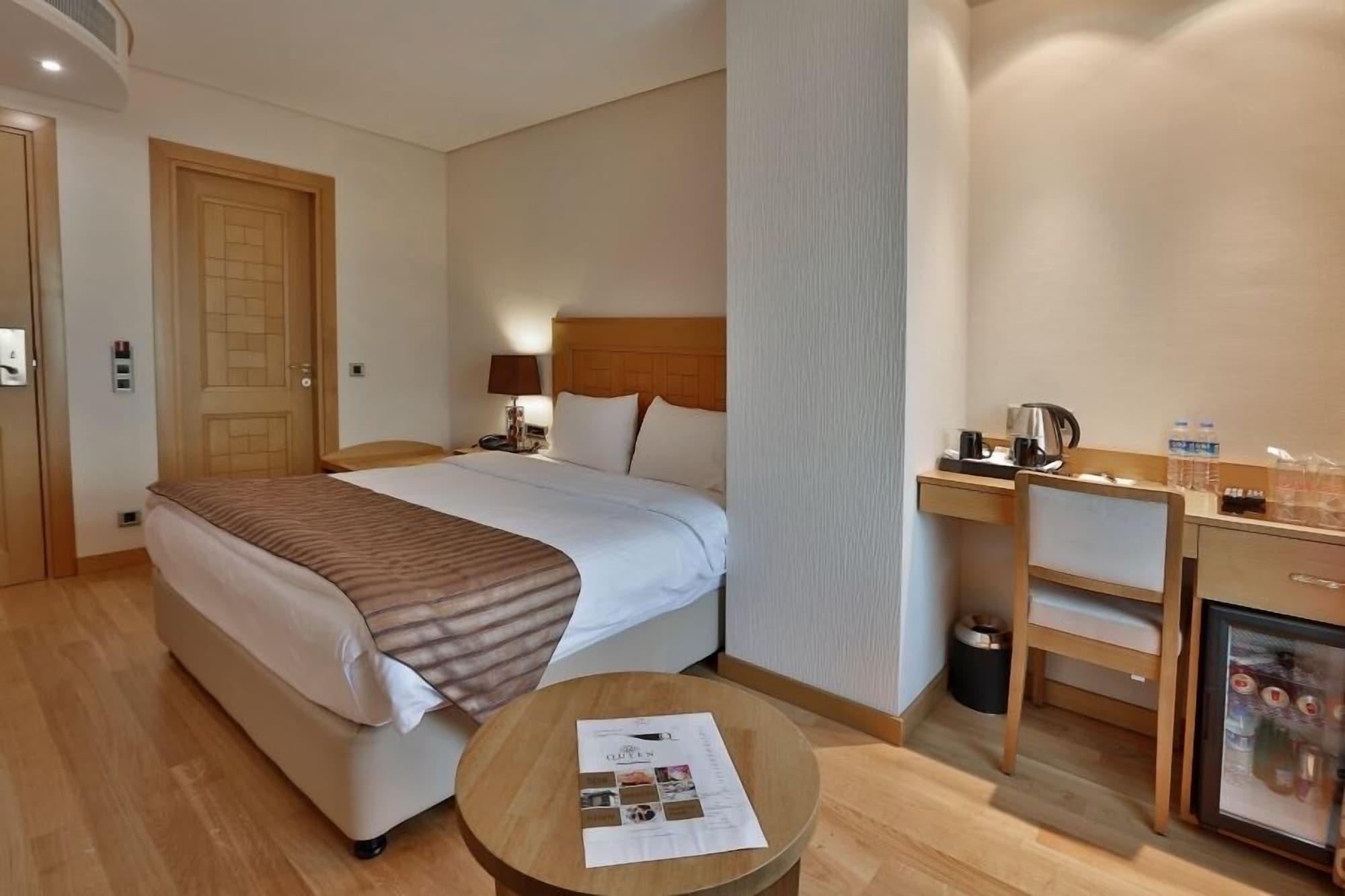 Otel Queen & 4*